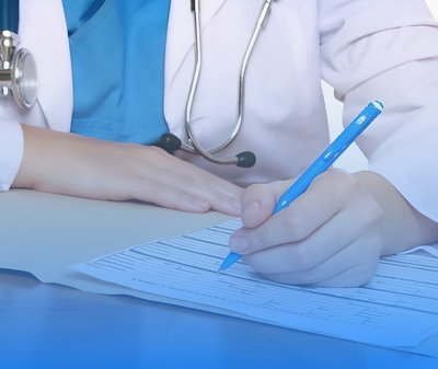 женщина врач делает заметки доктор делает записи в журнал
